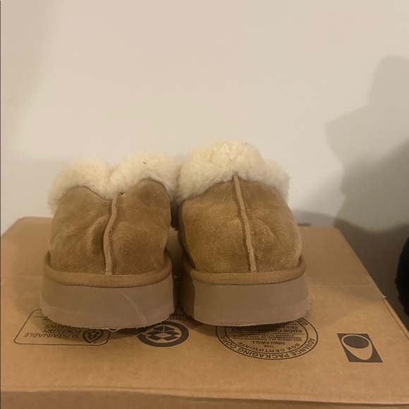 UGG Tan and Cream Shearling Slippers for kids - Picture 5 of 12